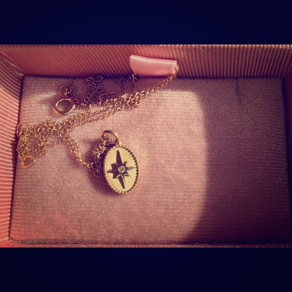 Stunning 10K gold star & diamond necklace